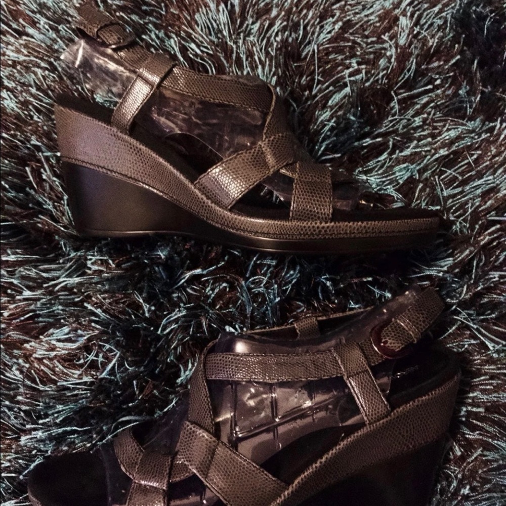 Aerosoles Grey Leather Wedges